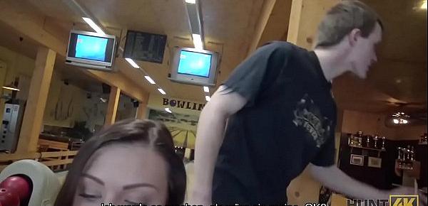 HUNT4K. Brünette saugt Schwanz und gibt Muschi zum Bohren für Bargeld